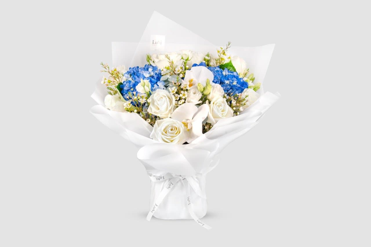 باقة الشفق الأزرق متوسطة الحجم مع مزيج من الزهور الزرقاء والبيضاء