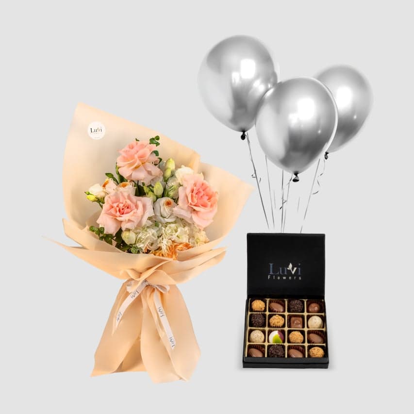 باقة فرحة الخوخ مع الزهور والشوكولاتة والبالونات والبطاقة