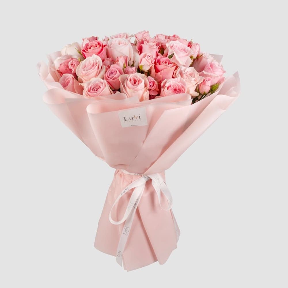 باقة إزهارها بأزهار وردية ناعمة وورود صغيرة. thumbnail