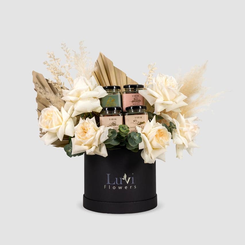 سلة مكسرات وشوكولاتة Varak مع ورود أوهارا البيضاء.