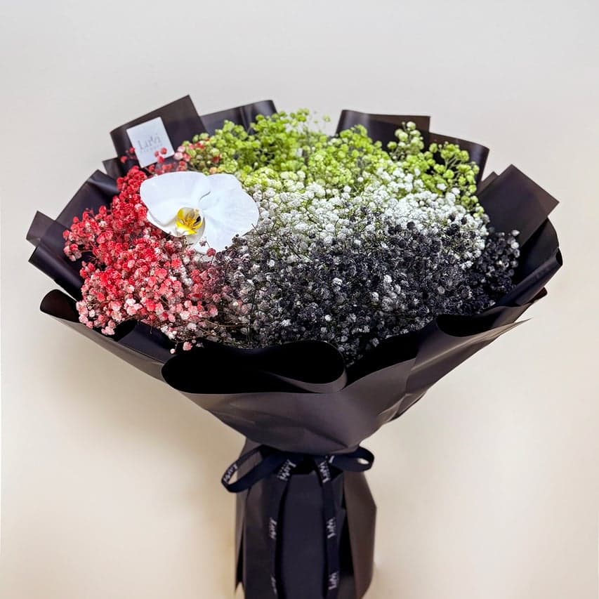 تنسيق ألوان الوطن الكبير يعرض مزيجًا نابضًا بالحياة من الجيبسوفيلا المرشوشة وأوركيد الفالاينوبسيس الأنيق