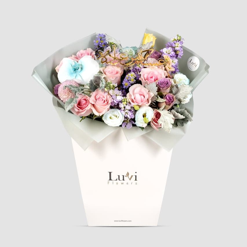 أزهار فاخرة – تنسيق زهور غني يضم الأوركيد والماثيولا والليزيانثس.