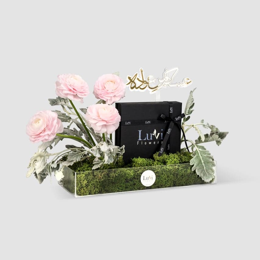 بركات الليلك – صندوق زهور يضم رانونكيولوس وردي مع شوكولاتة.