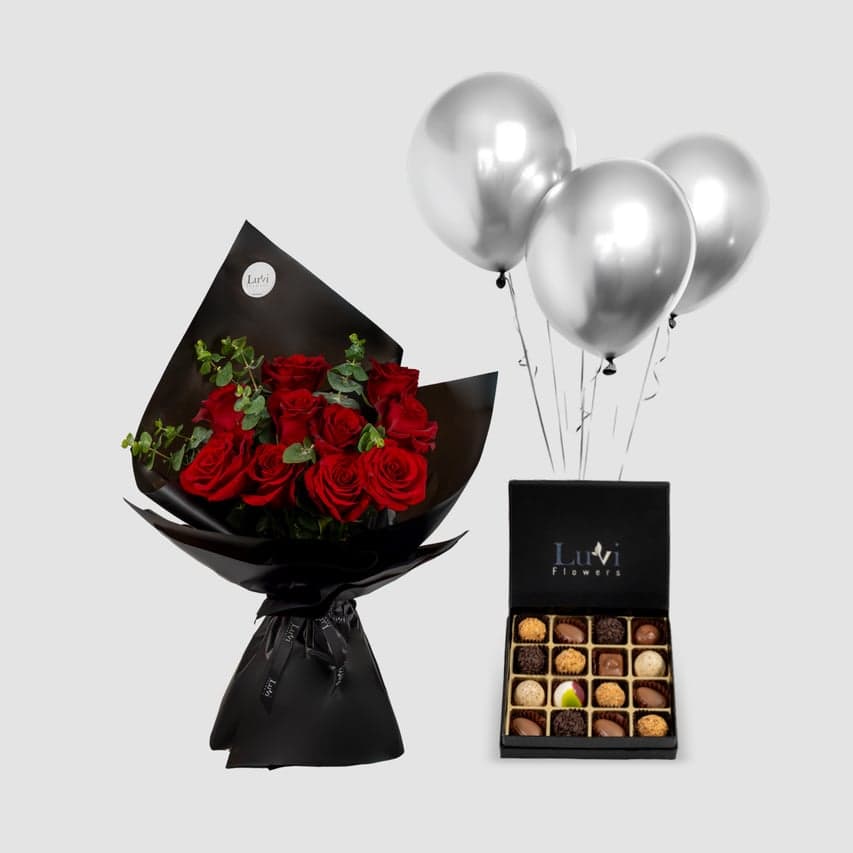 باقة ورود حمراء مع شوكولاتة شوكولا والبالونات