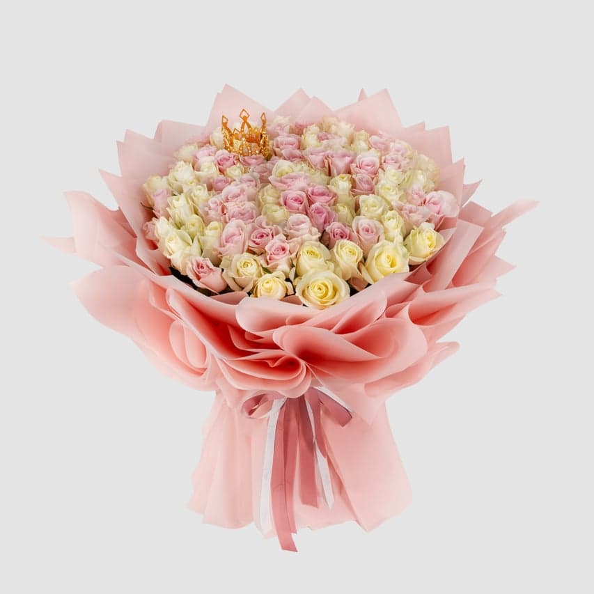 Blooming Queen bouquet with roses and a golden crown.