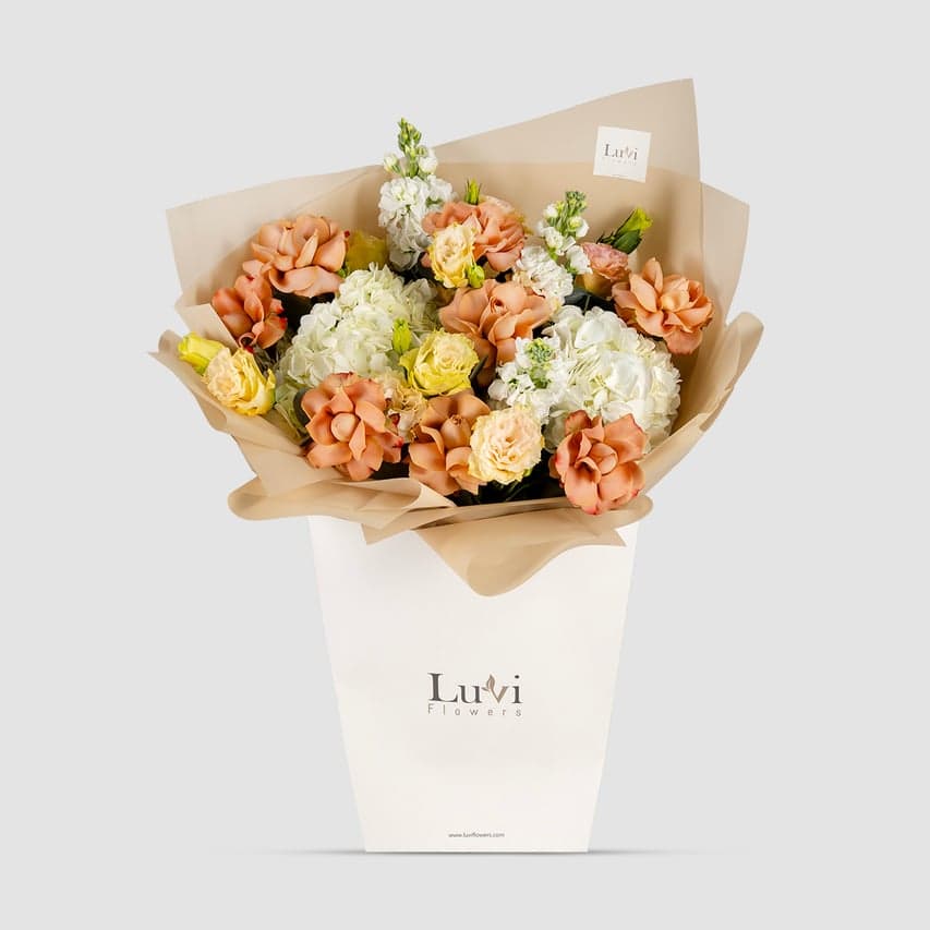 باقة زهور بدون سبب معروضة بأناقة في حقيبة هدايا لوفي فلاورز