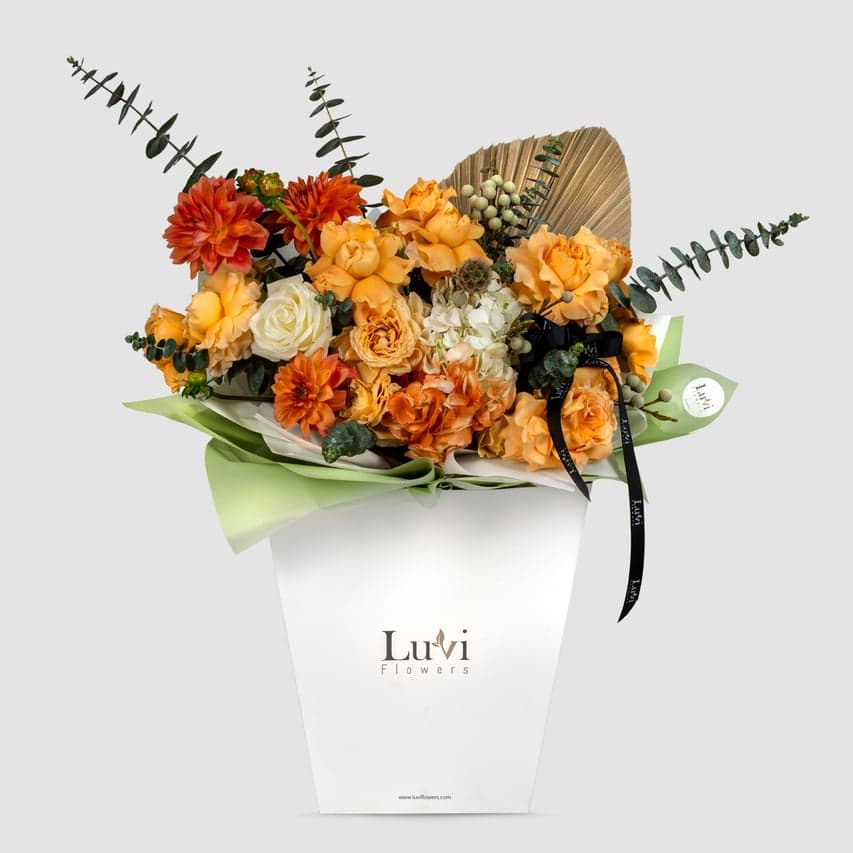 إزهار ذهبي – بوكيه من الورود الخوخية والهيدرانجيا البيضاء والأقحوان.