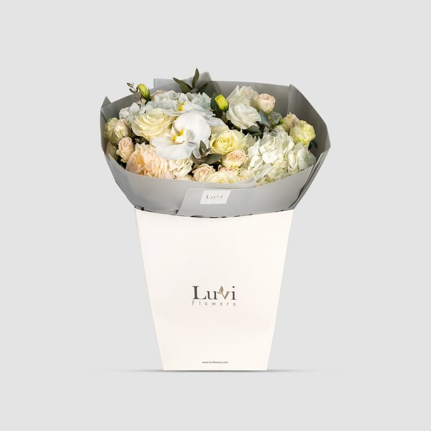 باقة أناقة الزفاف معروضة برشاقة في حقيبة هدايا عروس لوفي فلاورز