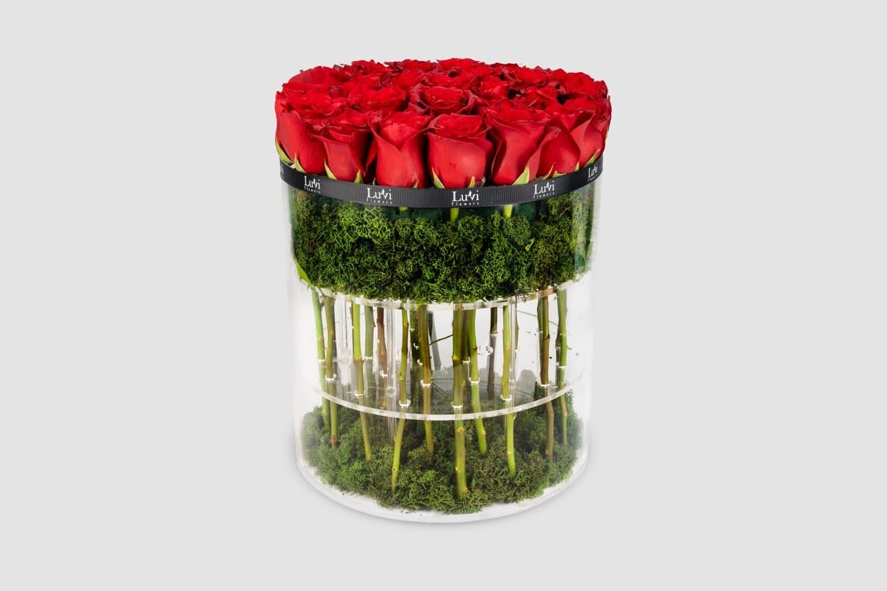تنسيق الأحمر الرومانسي الكبير في صندوق أسطواني مع ورود حمراء