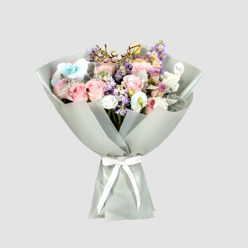 أزهار فاخرة – تنسيق زهور غني يضم الأوركيد والماثيولا والليزيانثس.