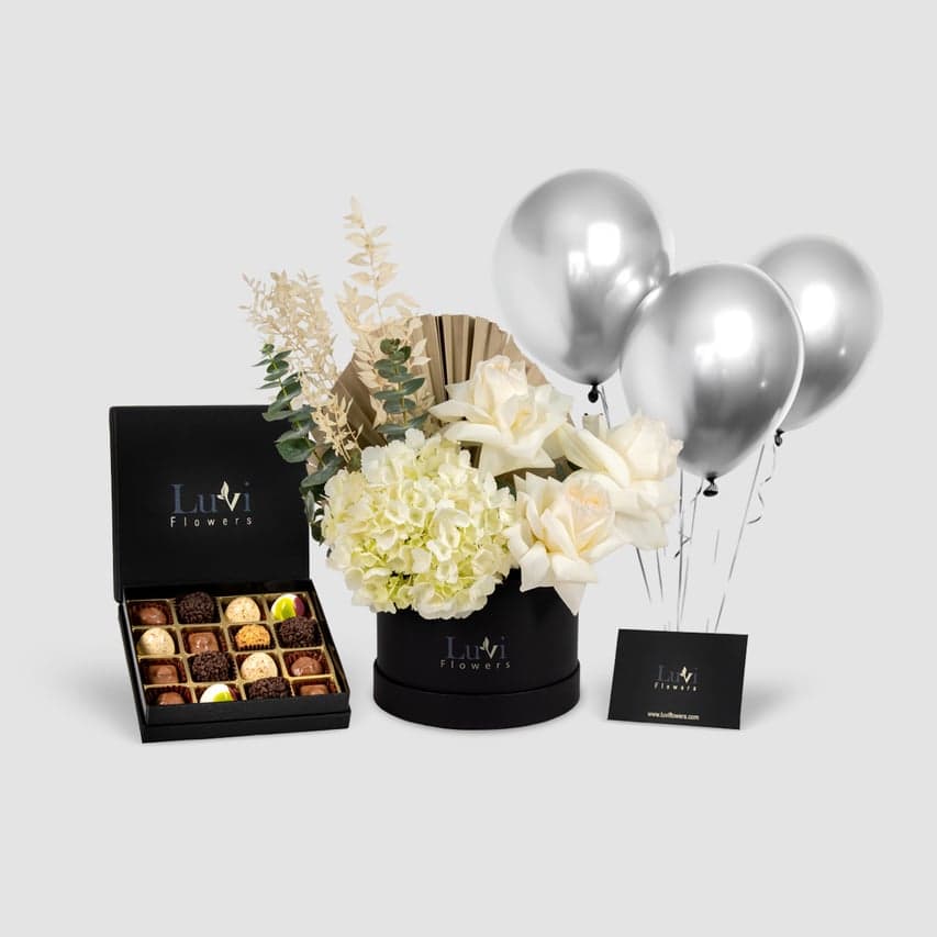 باقة الزهور البيضاء مع علبة شوكولاتة Chocolala صغيرة (16 قطعة)