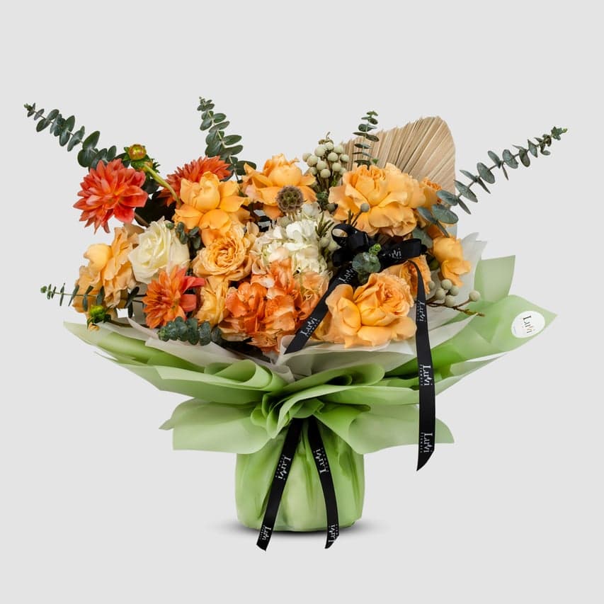  إزهار ذهبي – بوكيه من الورود الخوخية والهيدرانجيا البيضاء والأقحوان.