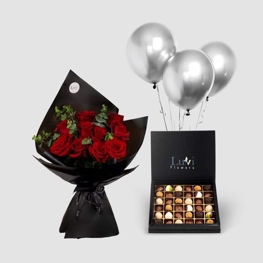 باقة ورود حمراء مع شوكولاتة شوكولا والبالونات