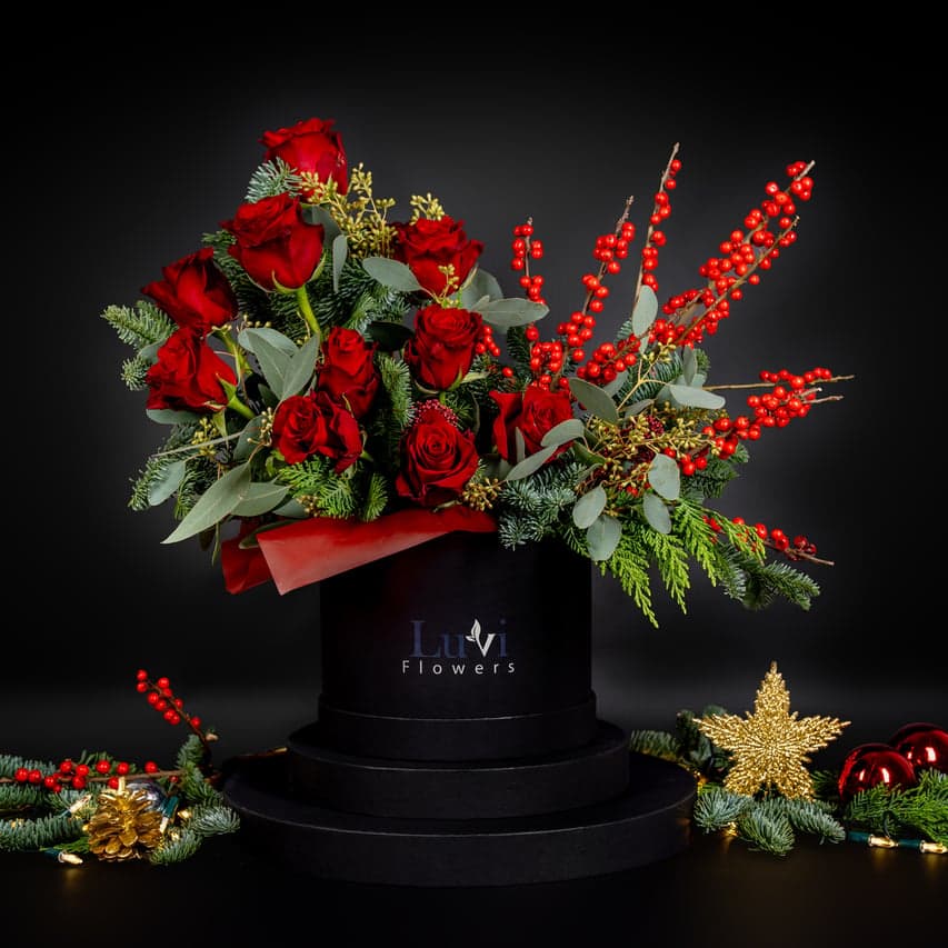 تنسيق موسم دائم الخضرة بحجم متوسط يعرض مزيجًا نابضًا بالحياة من الإيلكس الأحمر، الكافور، والورود الحمراء