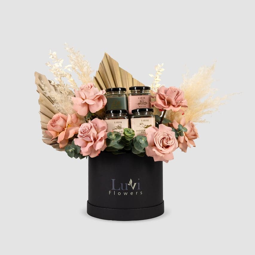 سلة مكسرات وشوكولاتة Varak مع كابوتشينو روز.