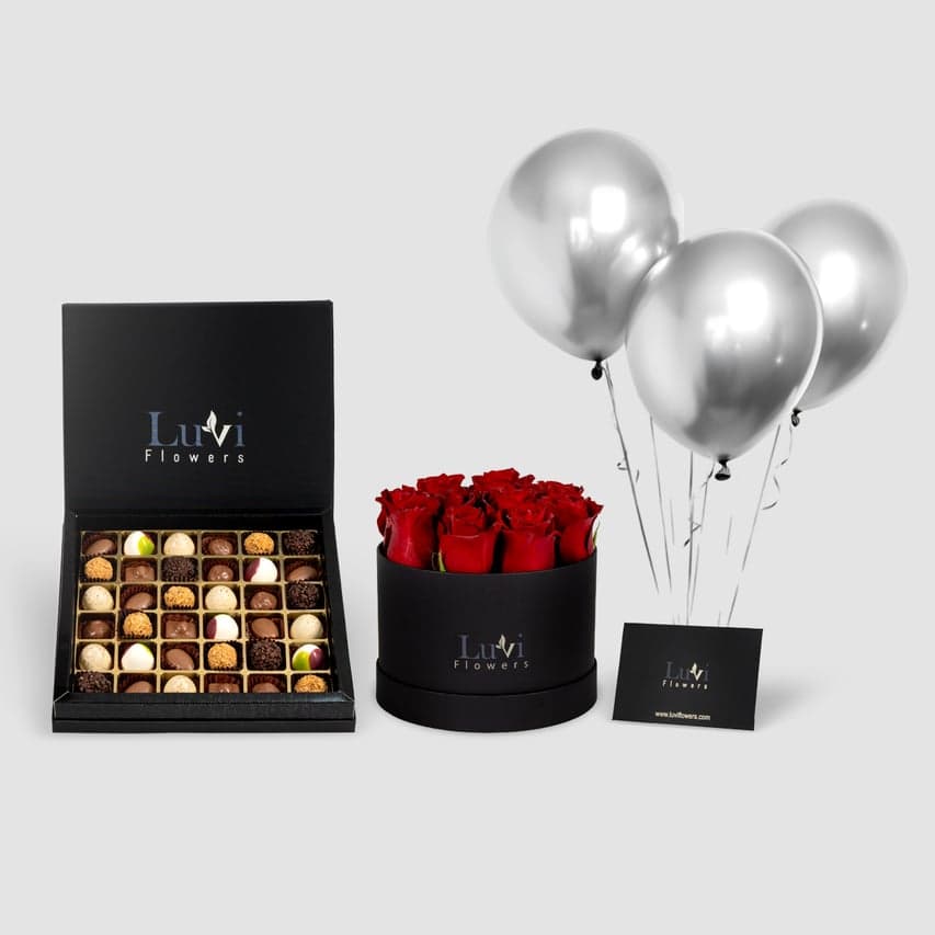 باقة الورود الرومانسية والشوكولاتة مع ورود حمراء وشوكولاتة شوكولالا كبيرة.