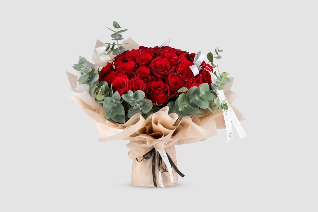 باقة عناق الحب متوسطة الحجم مع ورود حمراء وكافور سينيري