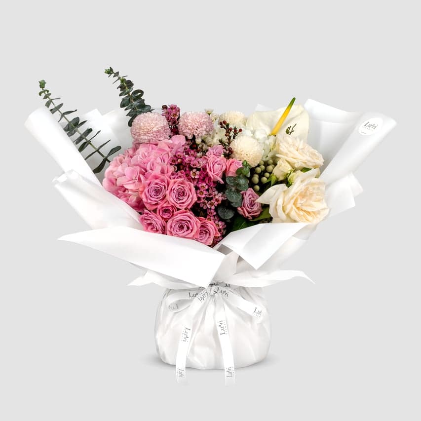  أم حنونة – بوكيه من أنثوريوم أبيض وهيدرانجيا وردية وورود أوهارا الوردية.