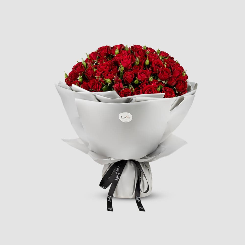 بوكيه "كن لي" متوسط مع الورود الحمراء الصغيرة.