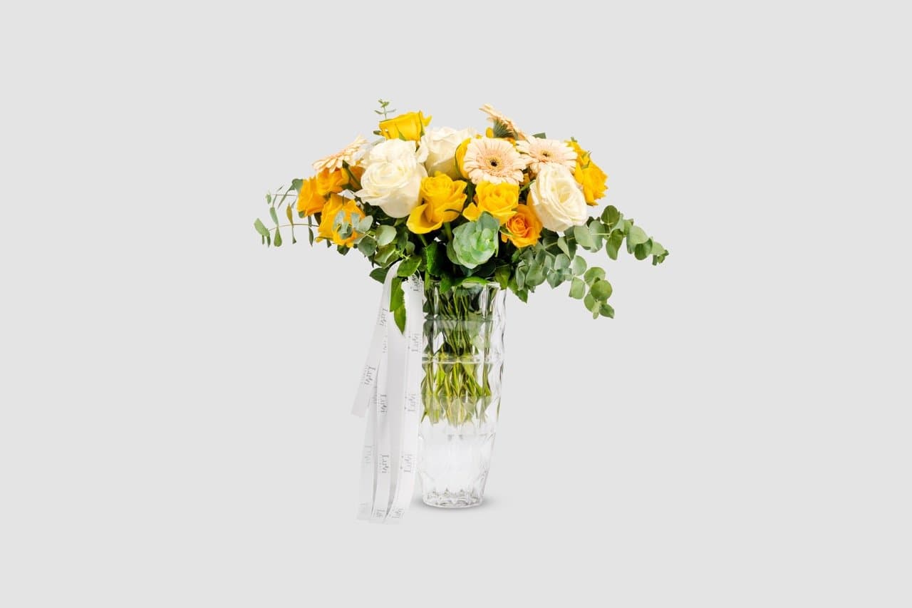 تنسيق مزهرية اللفتة الرائعة متوسط الحجم مع ورود صفراء وبيضاء