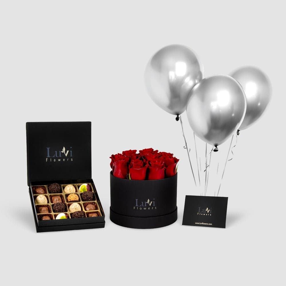 باقة الورود الرومانسية والشوكولاتة مع ورود حمراء وشوكولاتة شوكولالا صغيرة.