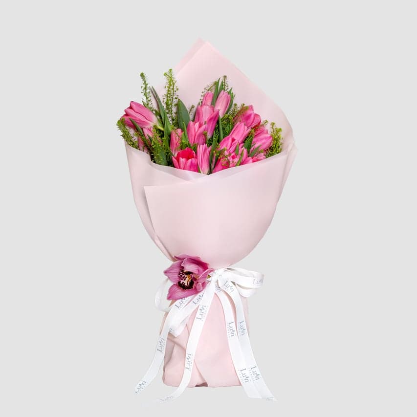 باقة جمال التوليب بتوليب وردي وزهور السيمبيديوم.