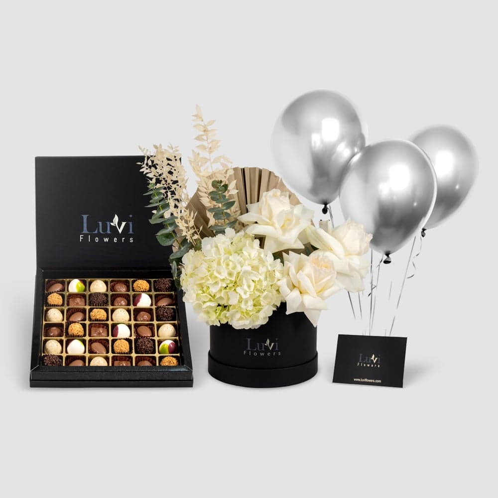  باقة الزهور البيضاء مع علبة شوكولاتة Chocolala كبيرة (36 قطعة)
