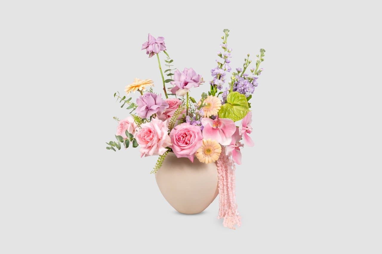 تنسيق مزهرية المفاجأة الساحرة متوسط الحجم مع زهور مختلطة