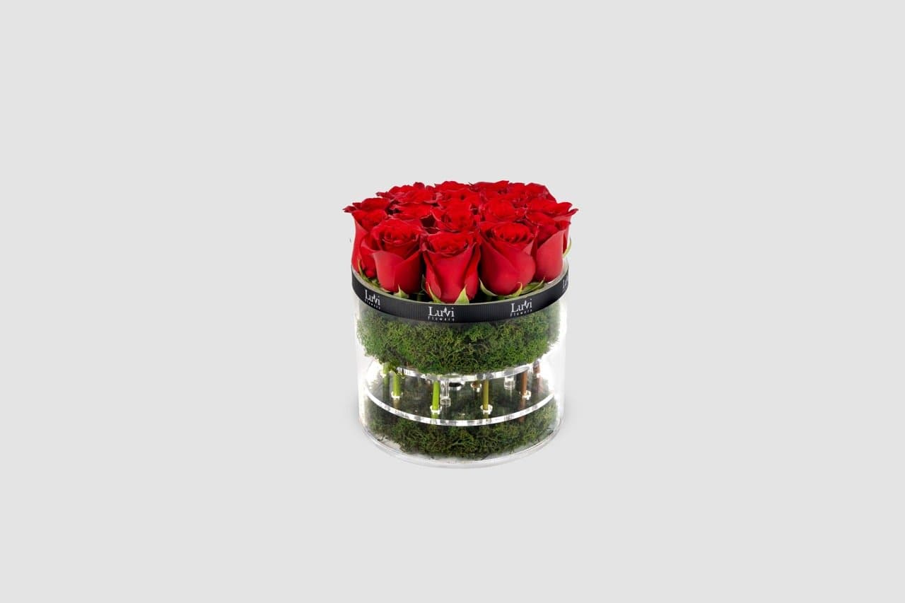 تنسيق الأحمر الرومانسي الصغير في صندوق أسطواني مع ورود حمراء