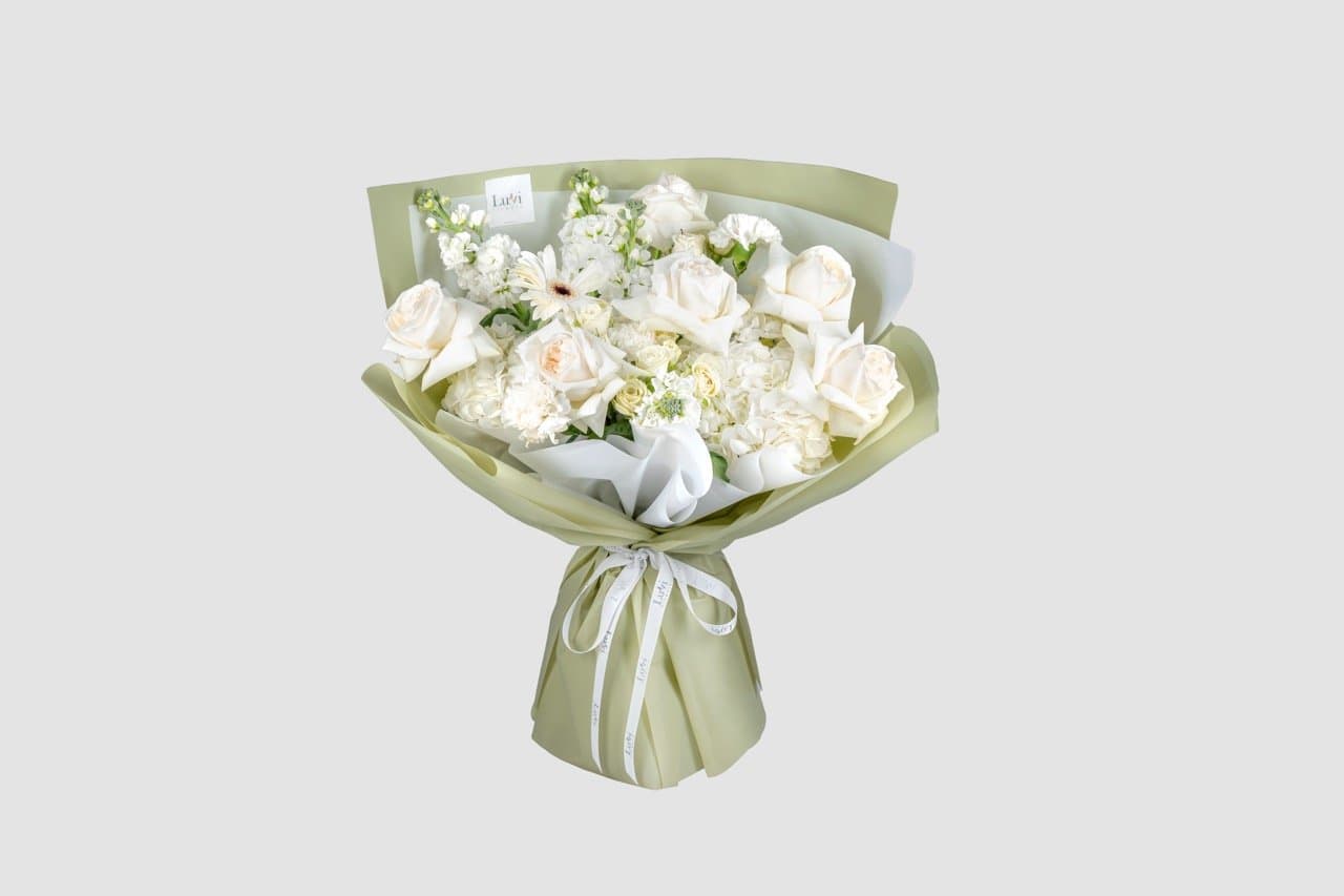 باقة البهجة النقية متوسطة الحجم مع مجموعة من الزهور البيضاء