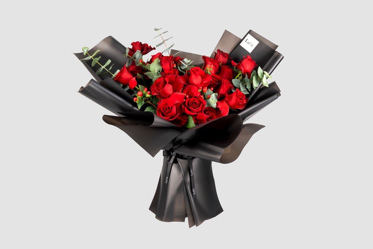 باقة الجمال الخجول متوسطة الحجم مع ورود حمراء وكافور سينيري