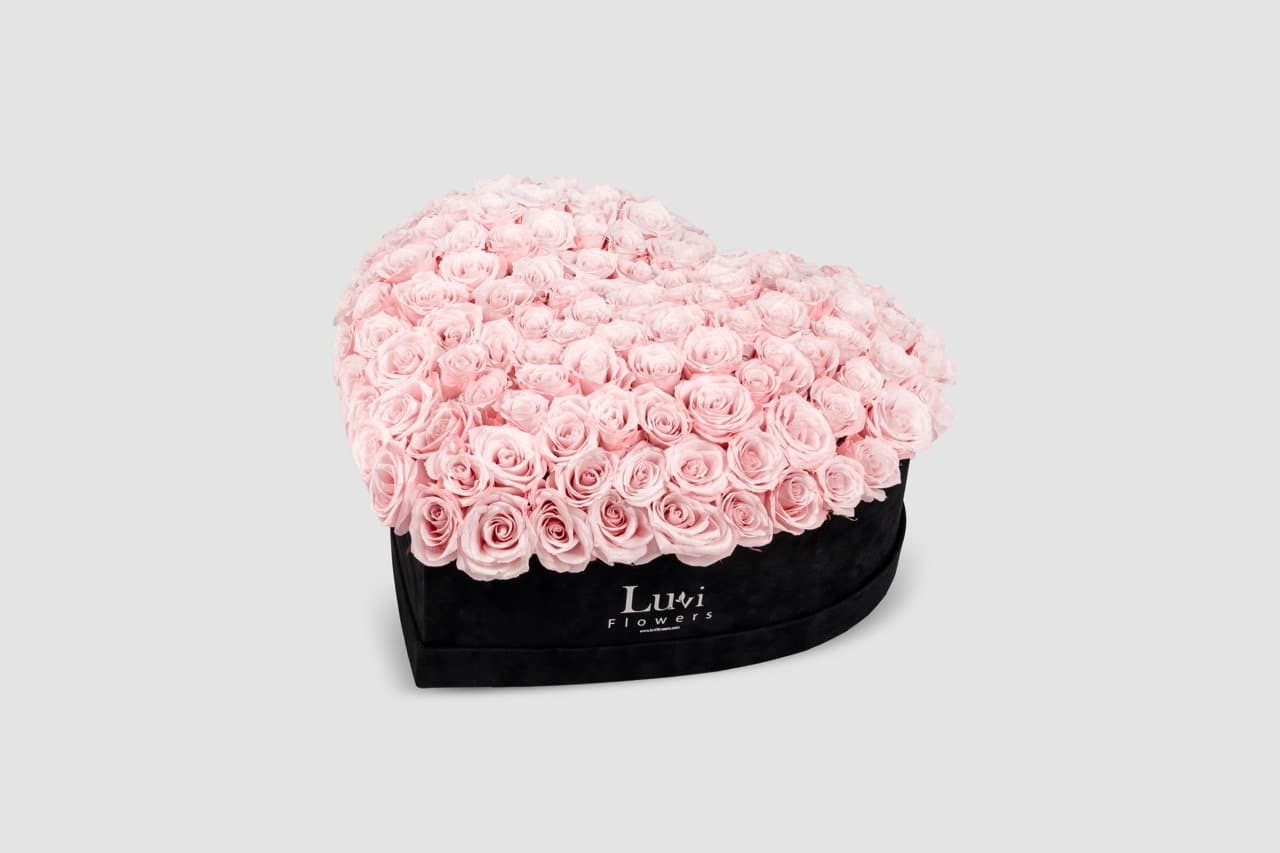 تنسيق قلب الحلاوة متوسط الحجم مع ورود وردية فاتحة