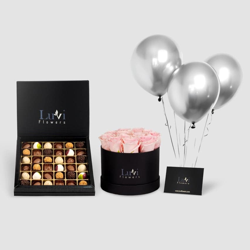باقة الورود الرومانسية والشوكولاتة مع ورود وردية وشوكولاتة شوكولالا كبيرة.