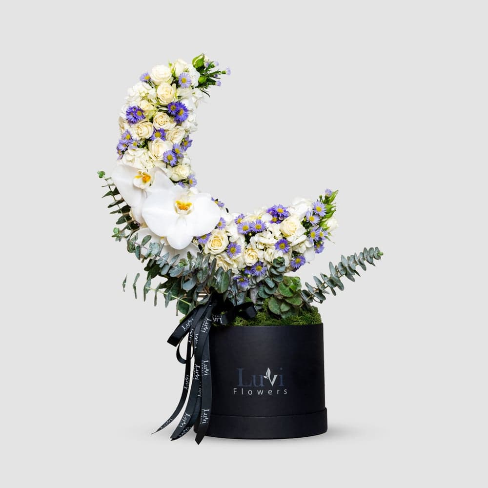 تنسيق هلال السحر مع الأستر والورود. thumbnail