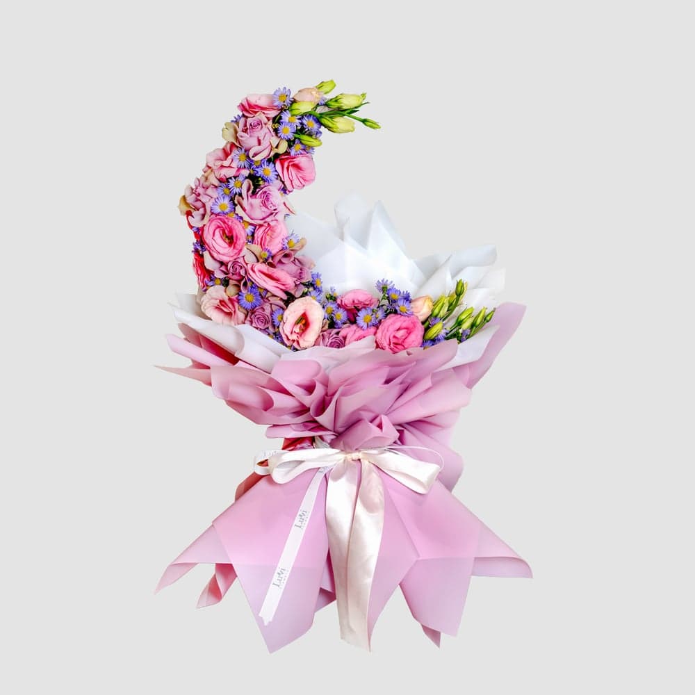 تنسيق زهور القمر مع الليزيانثس الوردي والورود البنفسجية. thumbnail