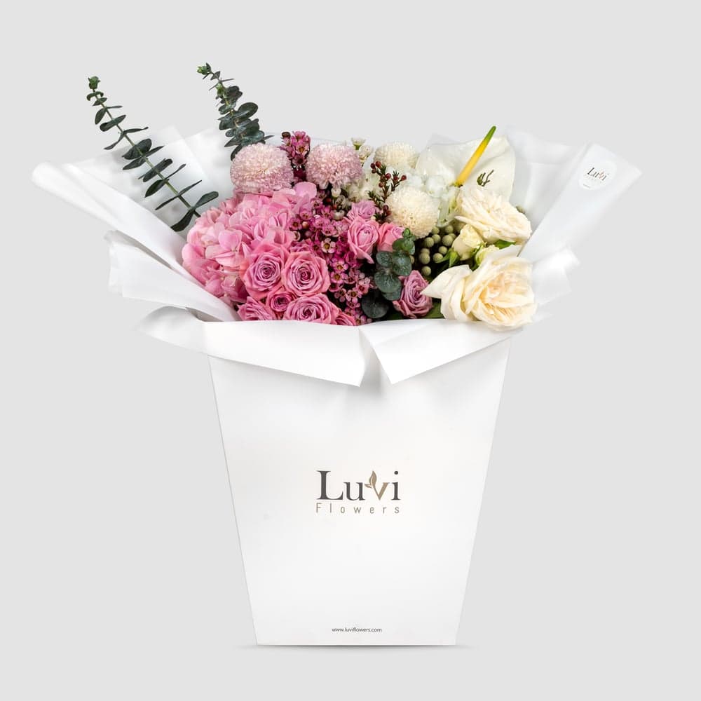  أم حنونة – بوكيه من أنثوريوم أبيض وهيدرانجيا وردية وورود أوهارا الوردية. thumbnail