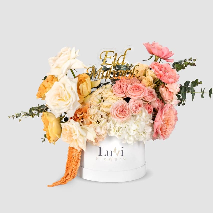 : صندوق العيد المتألق – صندوق هدايا زهور يضم كوبية بيضاء وورود الحديقة.